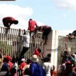 التدافع الجماهيري اصفر عن وفاه مشجعه واصابه العشرات خلال لقاء زيمبابوي والكونغو برازفيل