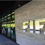 فيفا يقرر إيقاف حكم أفريقي مدي الحياة