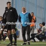 بالصور | حسام حسن يستفز جماهير الزمالك فى مباراة سموحة بدهس منديل أبيض