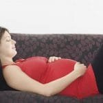 دراسة: نوم الحامل على ظهرها يعرضها لخطر ولادة أطفال متوفَين