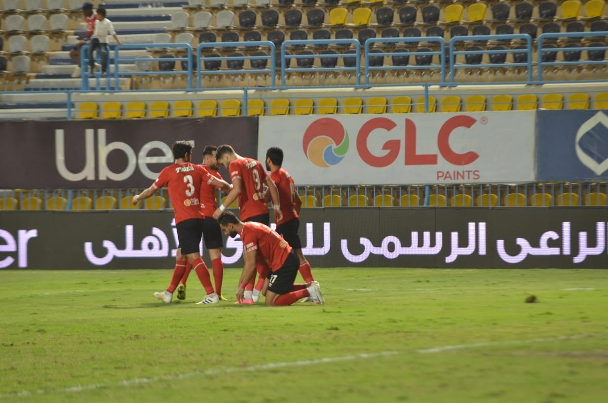 الأهلي ينفرد بالصدارة