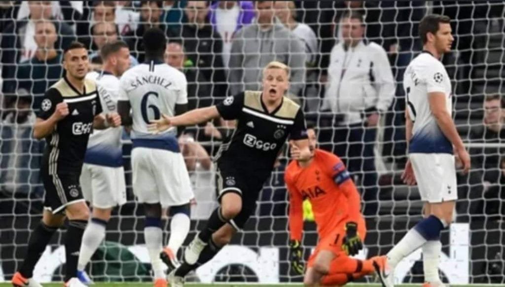 اياكس يعرقل توتنهام بملعبه