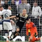 اياكس يعرقل توتنهام بملعبه