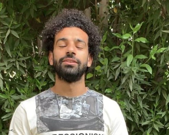 صلاح يقوم بمناورات للهروب من الجماهير