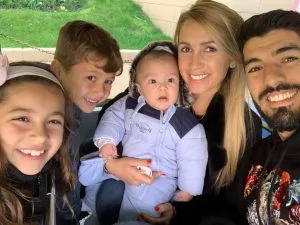 la-familia-suarez-balbi-al-completo-300x225 لويس سواريز حياته الأسرية ومواقف مجنونة في طفولته
