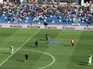 -الإيطالي-1-300x225 الدوري الإيطالي .. شخص يقتحم مباراة إنتر ميلان باستخدام البراشوت